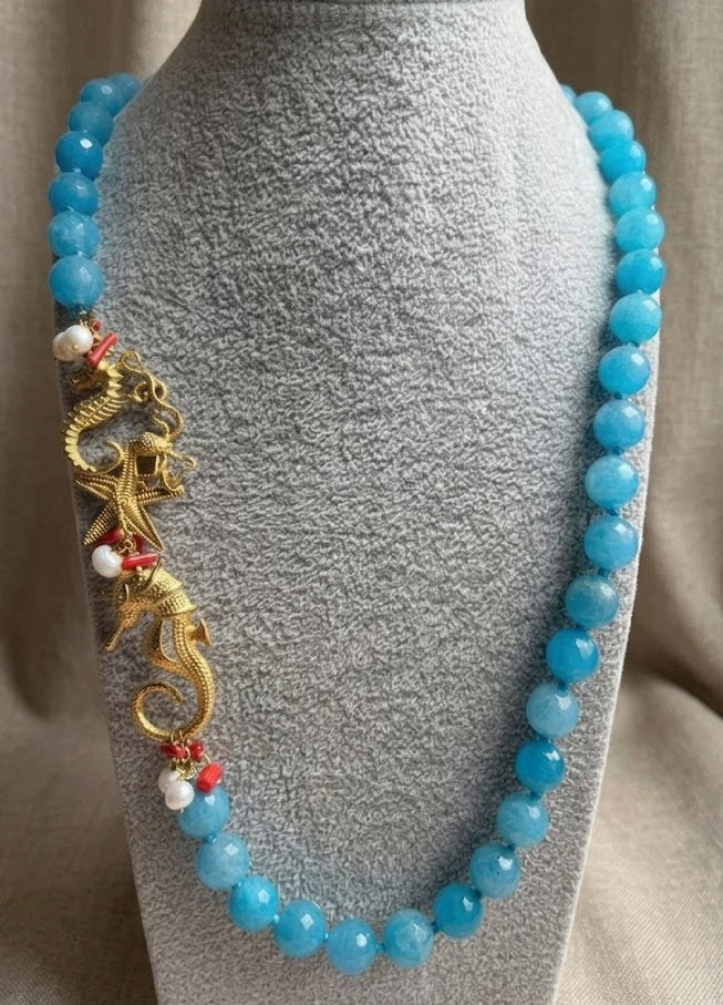 Collana in Quarzo Crepitante Azzurro Sfaccettato con Cavallucci Marini in Zama | Handmade