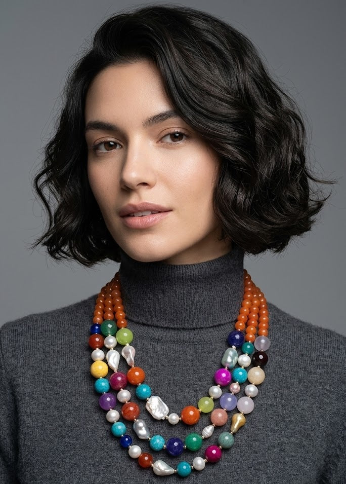 Collana girocollo multifilo in pietra naturale e perle.