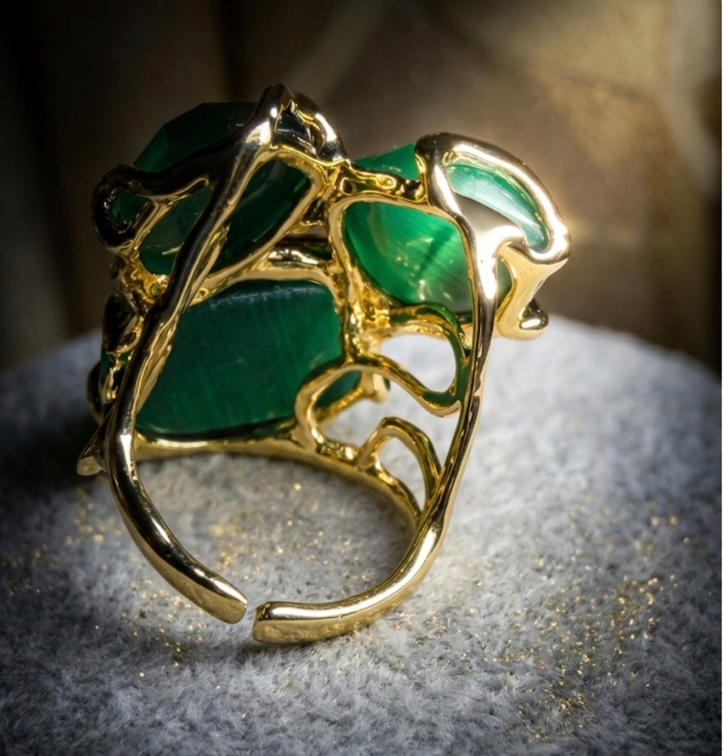 Anello in bronzo dorato regolabile verde.