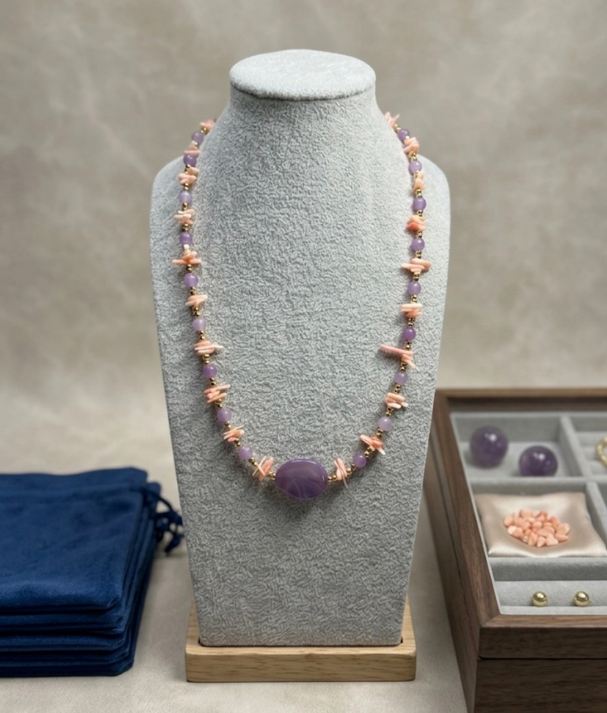 Collana girocollo in ametista lavanda e corallo bambù rosa