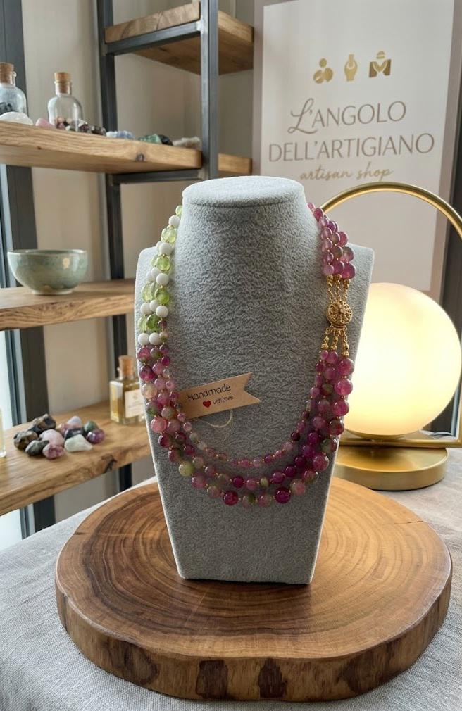 Collana girocollo multifilo con pietre naturali.