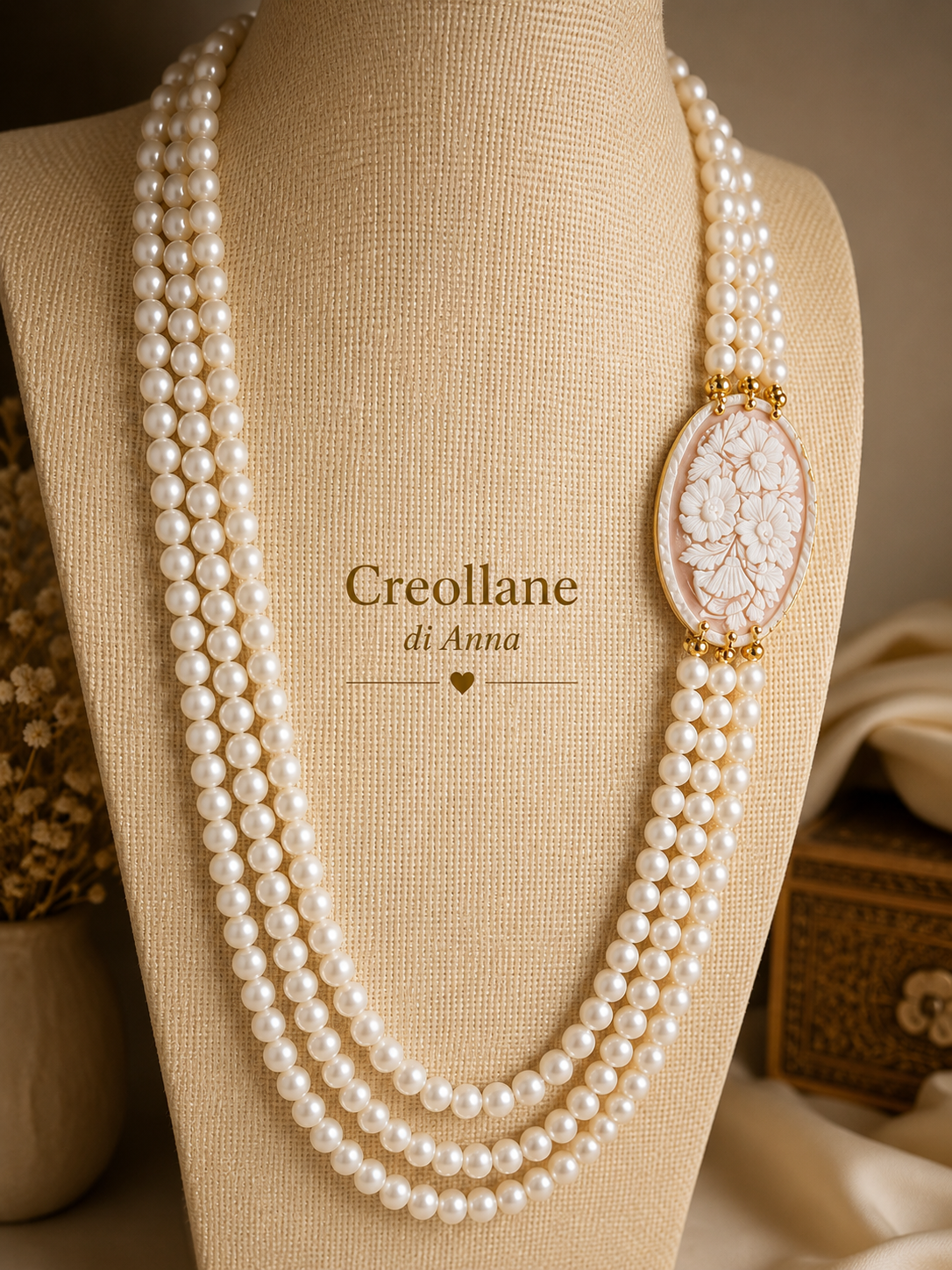 Collana Multifilo Artigianale Handmade | Perle Maiorca Bianche 3 Fili e Cameo Floreale | Made in Italy