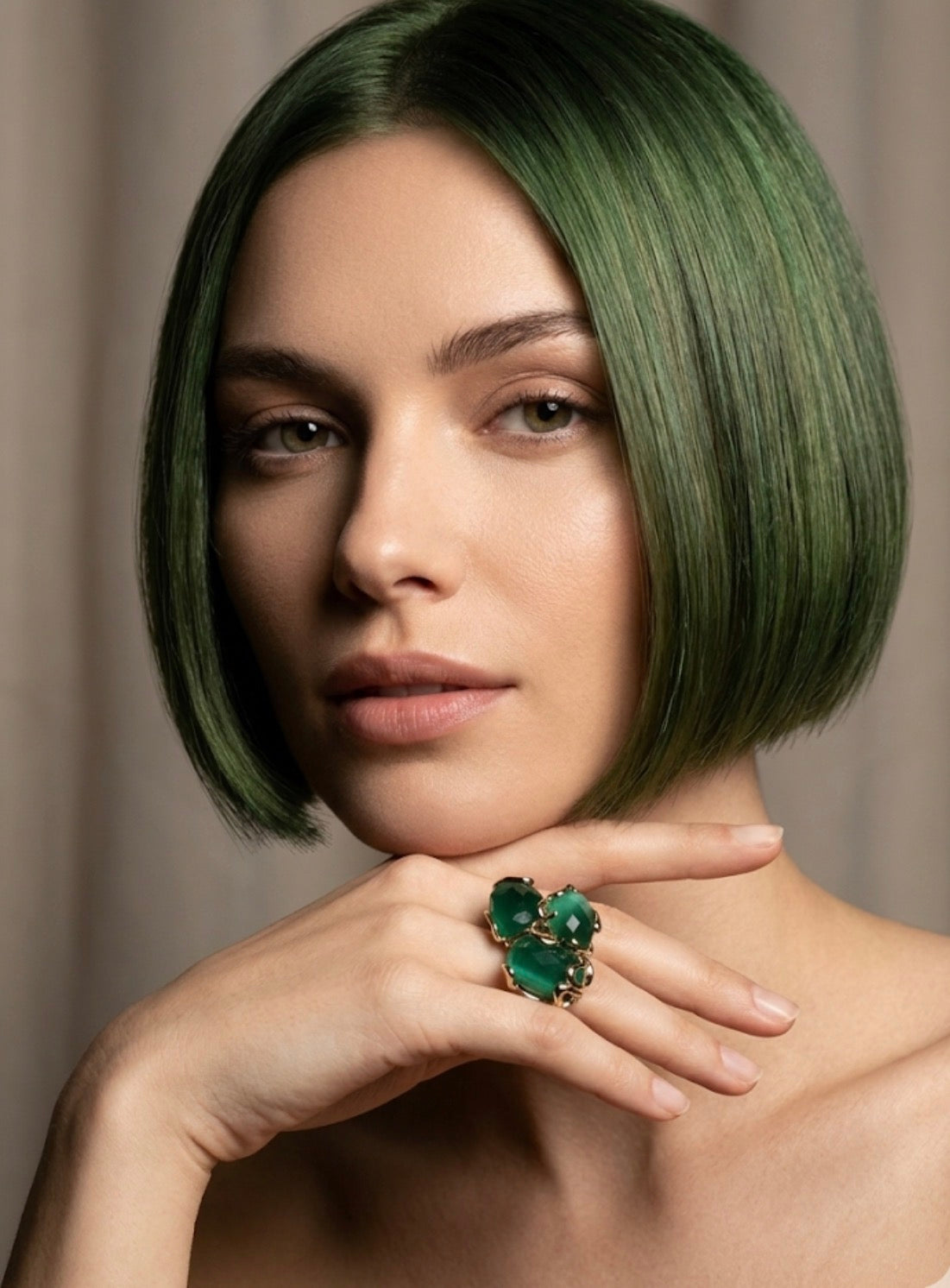Anello in bronzo dorato regolabile verde.