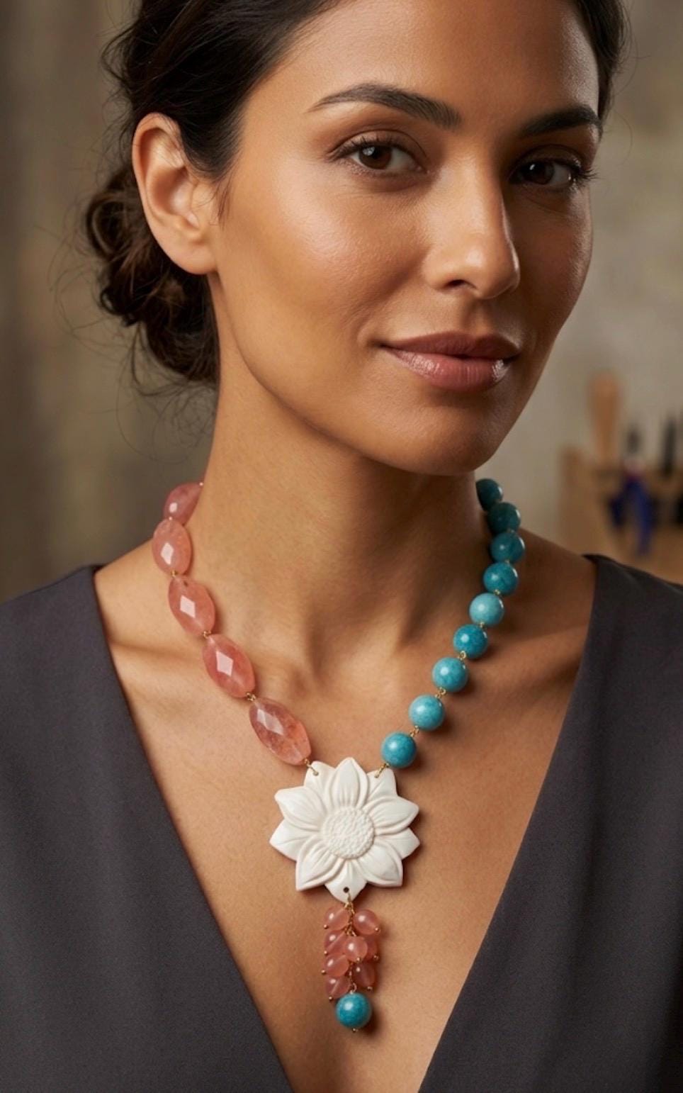 Collana lunga con pendente in  quarzo rosa, amazzonite e cameo in conchiglia.