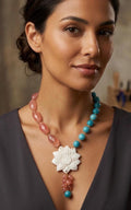 Collana lunga con pendente in  quarzo rosa, amazzonite e cameo in conchiglia.