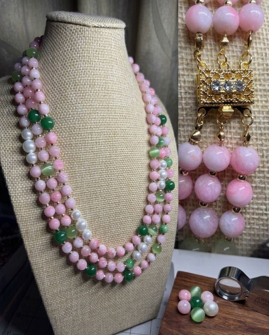 Collana Collana girocollo tre fili – giadeite rosa, occhio di gatto e crisoprasio verde e perle di maiorca – Handmade - Handmade Made in Italy