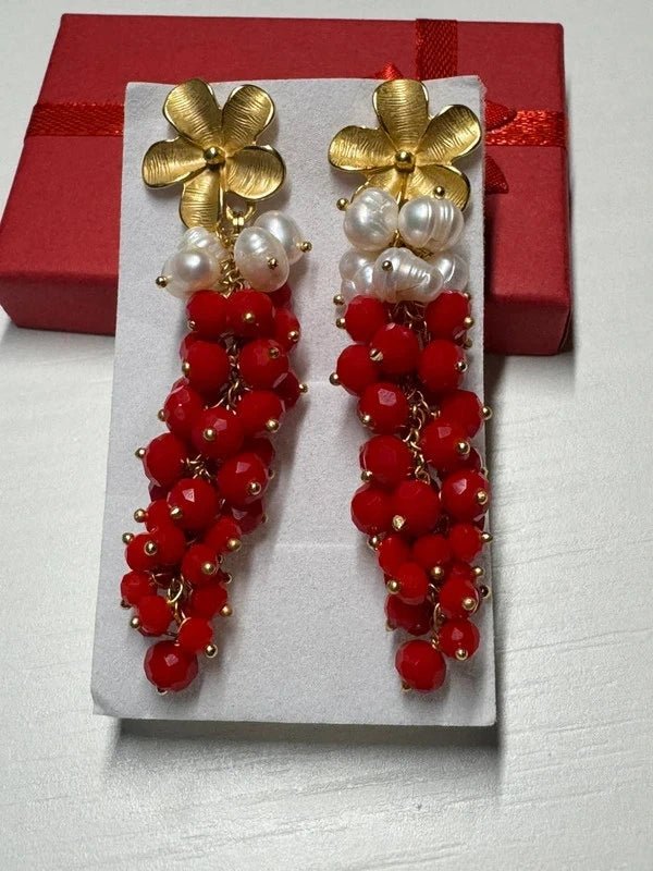 Orecchini Orecchini pendenti a perno in cristalli rossi e perle naturali | Handmade Italia - Handmade Made in Italy